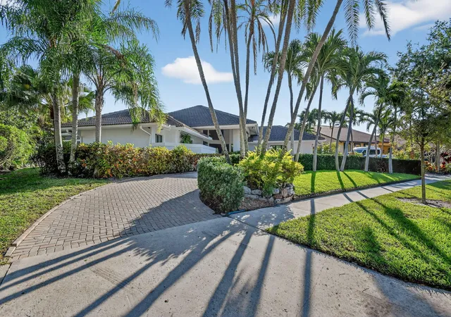 Homes for sale in West Palm Beach, FL | 2410 Embassy Dr, West Palm Beach, FL 33401 | MLS# B26009358