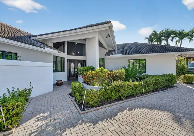 Homes for sale in West Palm Beach, FL | 2410 Embassy Dr, West Palm Beach, FL 33401 | MLS# B26009358