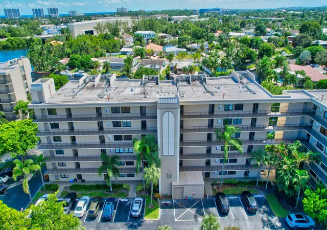 2nd image of 14 Royal Palm Wy, Boca Raton, FL 33432