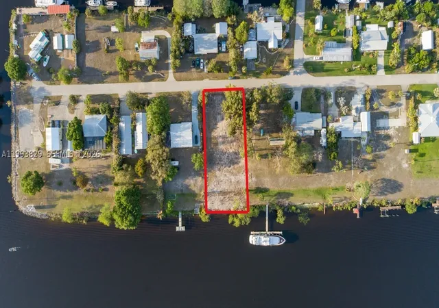 2nd image of 1035 W Anchor Lane, Moore Haven, FL 33471 | MLS# A11993829