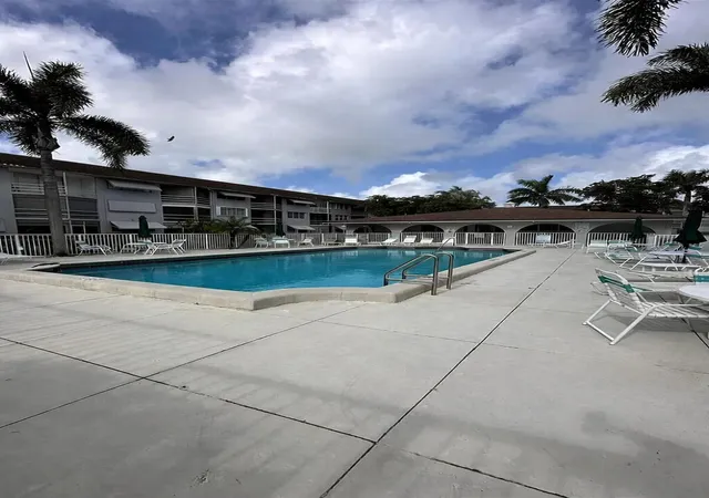 Homes for sale in Deerfield Beach, FL | 400 Se 10th Street, Deerfield Beach, FL 33441 | Houzeo