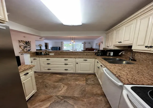 Homes for sale in Deerfield Beach, FL | 400 Se 10th St #202, Deerfield Beach, FL 33441 | MLS# B26010994