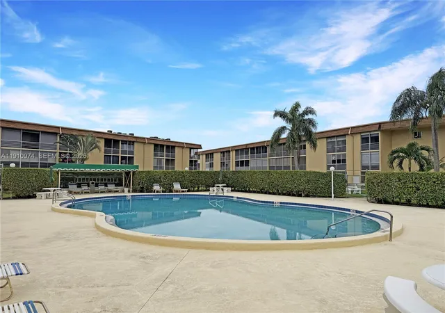 2nd image of 100 Vlg Grn Cir E, Palm Springs, FL 33461