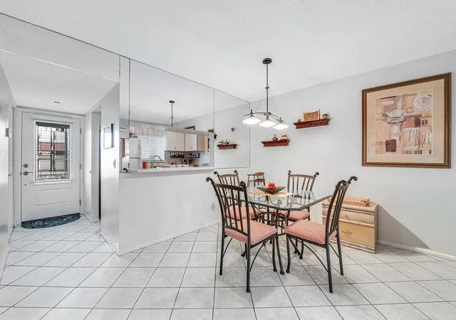 4th image of 12022 W Greenway Dr #204, Royal Palm Beach, FL 33411 | MLS# B26011524