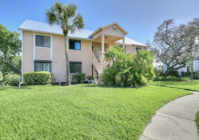 Homes for sale in Sebastian, FL | 5720 Pelican Pointe Dr #3, Sebastian, FL 32958 | MLS# B26011757