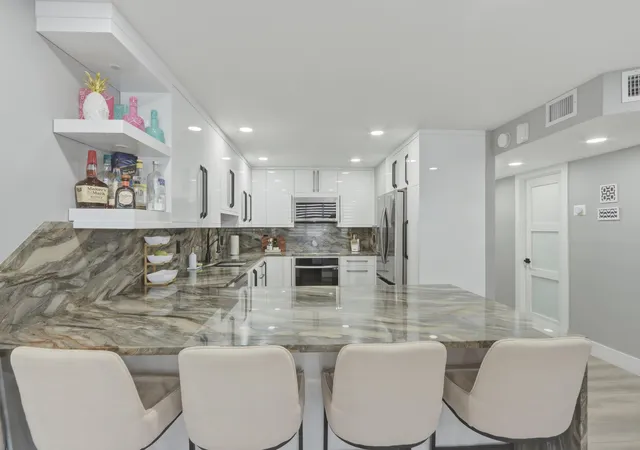 2nd image of 6039 Collins Ave #609, Miami Beach, FL 33140 | MLS# B26011969