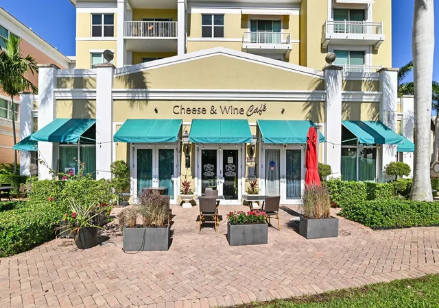 2nd image of 804 E Windward Wy, Lantana, FL 33462