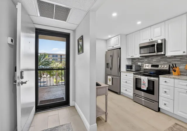 2nd image of 6 Royal Palm Wy #409, Boca Raton, FL 33432 | MLS# B26012861