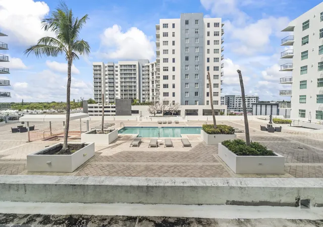 2nd image of 140 S Dixie Hwy, Hollywood, FL 33020