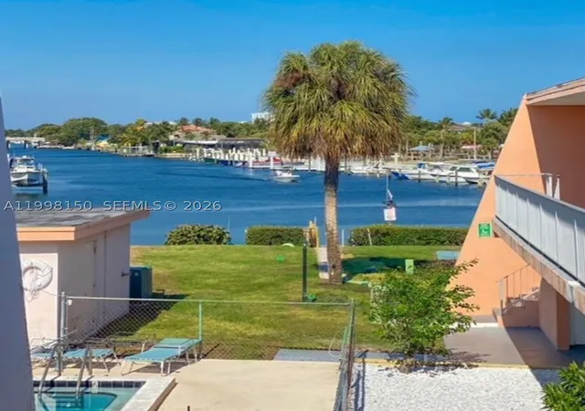 2nd image of 725 Hummingbird Wy, North Palm Beach, FL 33408