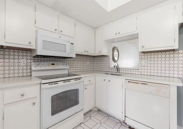 Listing Photo 4 - Condo for sale in building located at 1480 Nw 80Th Ave, Margate, FL 33063 - Unit #304
