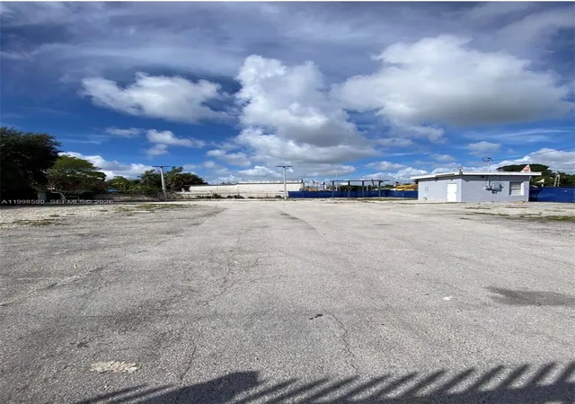 2nd image of 300 Nw 79th St, Miami, FL 33150 | MLS# A11998590
