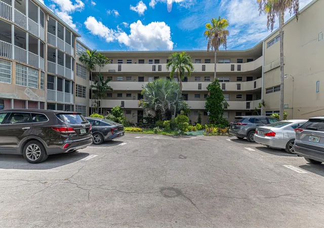3rd image of 1660 Ne 191St St #Unit 311, Miami, FL 33179 | MLS# B26013755