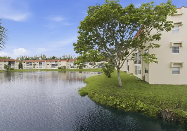 Homes for sale in Sunrise, FL | 2900 Sunrise Lakes Dr W, Sunrise, FL 33322