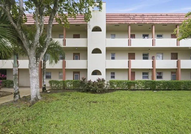 Homes for sale in Sunrise, FL | 2900 Sunrise Lakes Dr W, Sunrise, FL 33322