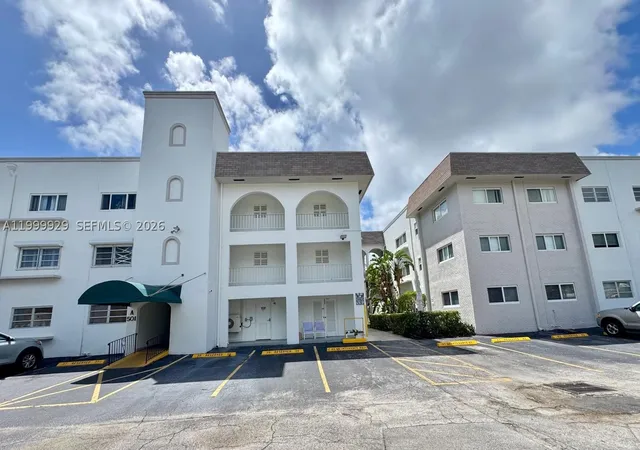 2nd image of 581 Blue Heron Dr #221-B, Hallandale Beach, FL 33009 | MLS# A11999929