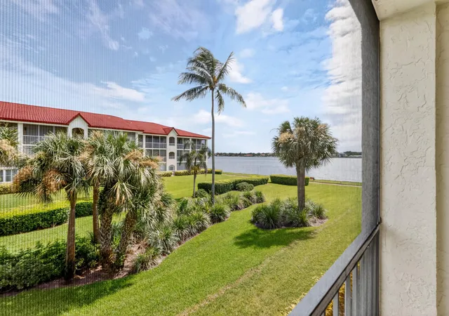 Homes for sale in Hypoluxo, FL | 110 Half Moon Cir #D2, Hypoluxo, FL 33462 | MLS# B26014783