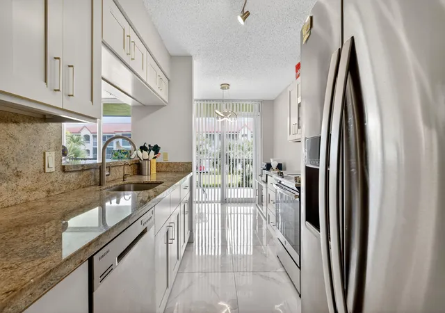 Homes for sale in Hypoluxo, FL | 110 Half Moon Cir #D2, Hypoluxo, FL 33462 | MLS# B26014783