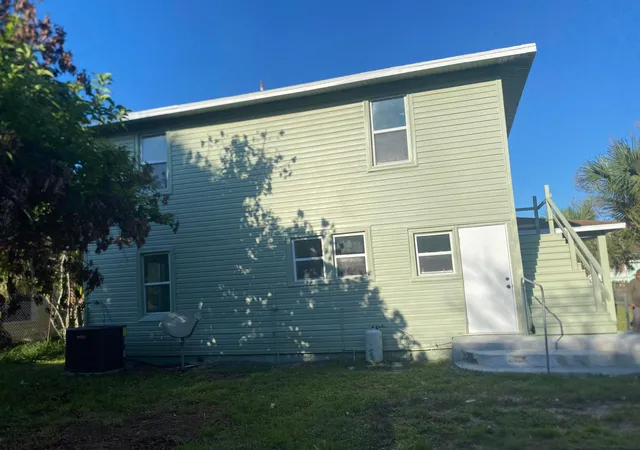 2nd image of 319 N 11th St, Fort Pierce, FL 34950 | MLS# B26014790