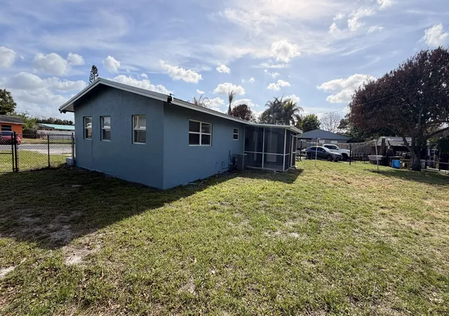 3rd image of 928 Fra Mar Pl #2, Fort Pierce, FL 34982 | MLS# B26014879