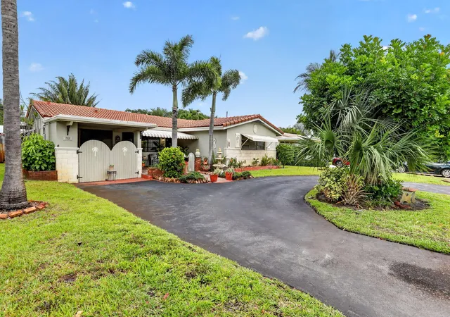 Homes for sale in Lighthouse Point, FL | 1931 Ne 27Th St, Lighthouse Point, FL 33064 | MLS# B26014899