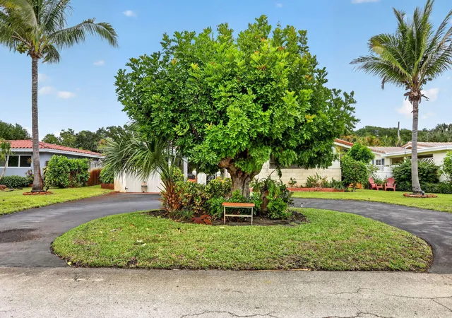 Homes for sale in Lighthouse Point, FL | 1931 Ne 27Th St, Lighthouse Point, FL 33064 | MLS# B26014899