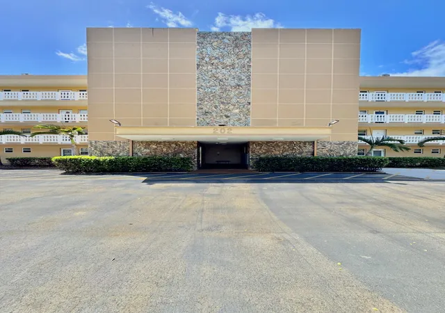 1st image of 202 Se 10th St #105, Dania, FL 33004 | MLS# B26014997