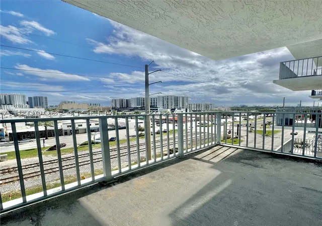 Homes for sale in Hollywood, FL | 140 S Dixie Hwy #513, Hollywood, FL 33020 | MLS# A12000824