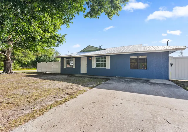 Homes for sale in Vero Beach, FL | 304 8th Ave Sw, Vero Beach, FL 32962 | MLS# B26016306