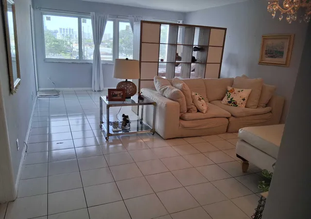 2nd image of 329 Se 3Rd St #302s, Hallandale Beach, FL 33009 | MLS# B26017000