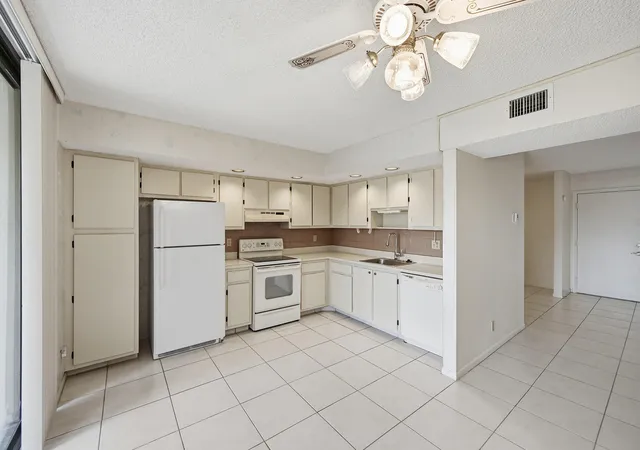 3rd image of 5370 Las Verdes Cir #219, Delray Beach, FL 33484 | MLS# B26017082