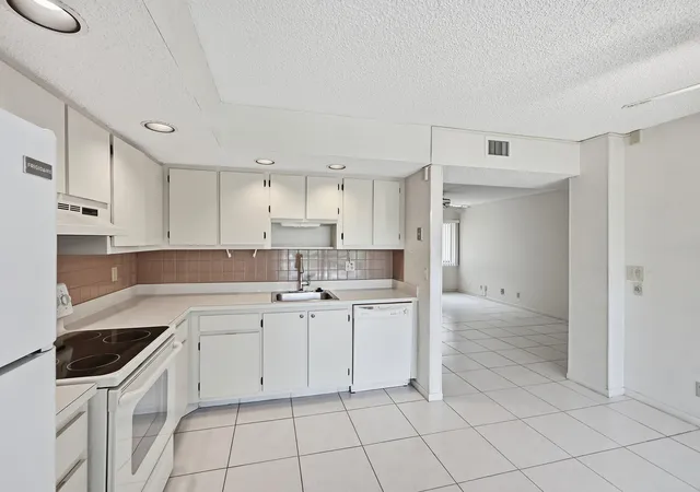 4th image of 5370 Las Verdes Cir #219, Delray Beach, FL 33484 | MLS# B26017082