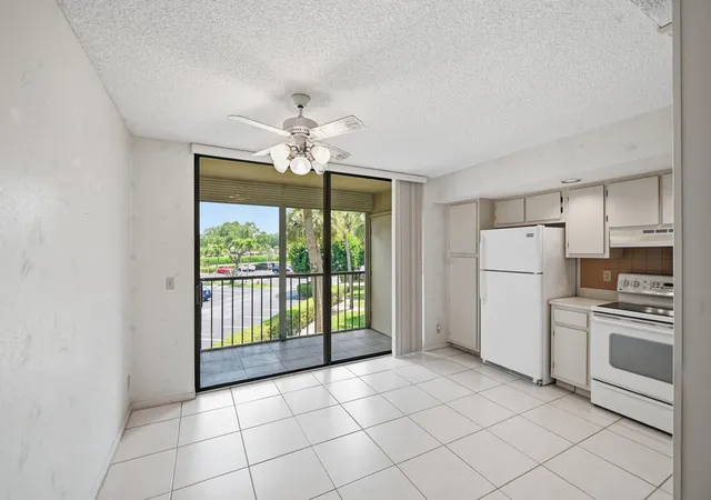 5th image of 5370 Las Verdes Cir #219, Delray Beach, FL 33484 | MLS# B26017082