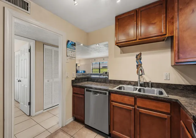 4th image of 2050 Oleander Blvd #1-106, Fort Pierce, FL 34950 | MLS# B26017124