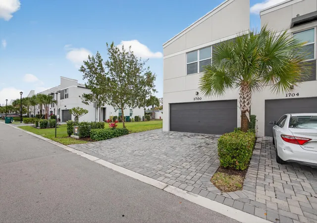 3rd image of 1700 Lindley St, Mangonia Park, FL 33407 | MLS# B26017357