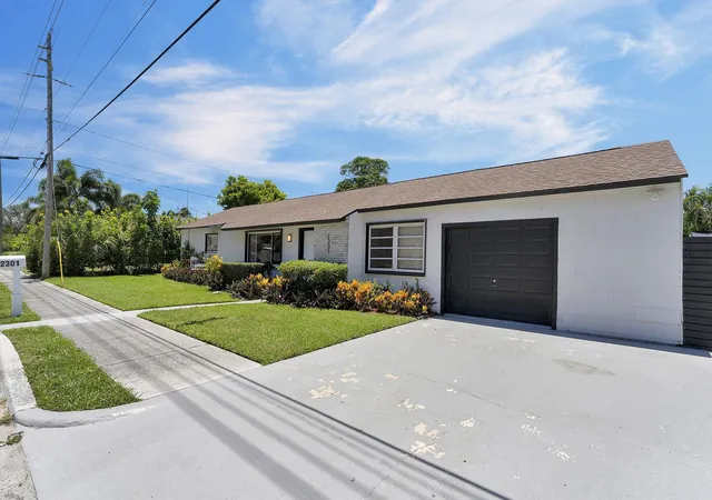 2nd image of 2301 Ridgeway Ave, West Palm Beach, FL 33401 | MLS# B26017369