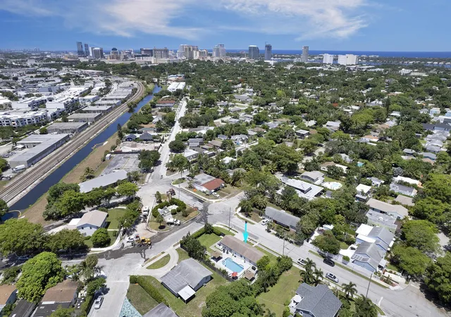 3rd image of 2301 Ridgeway Ave, West Palm Beach, FL 33401 | MLS# B26017369