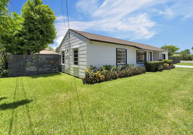 4th image of 2301 Ridgeway Ave, West Palm Beach, FL 33401 | MLS# B26017369