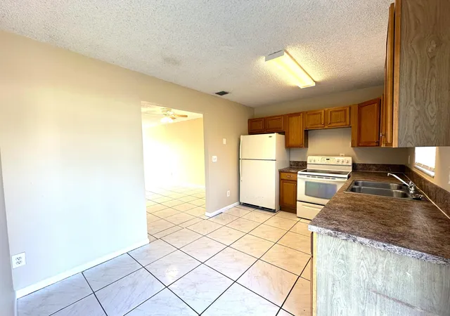 4th image of 3365 Se Garden St #3365, Stuart, FL 34997 | MLS# B26017377