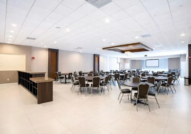 2nd image of 3675 N Country Clb Dr, Aventura, FL 33180