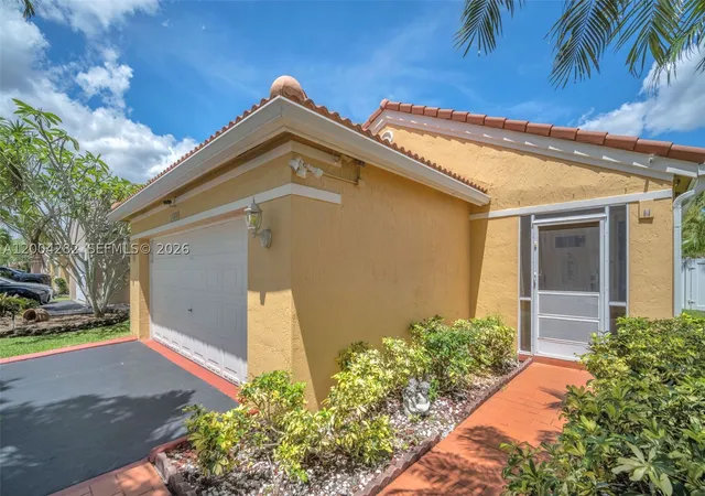 Homes for sale in Weston, FL | 1600 S Salerno Cir, Weston, FL 33327 | MLS# A12004282