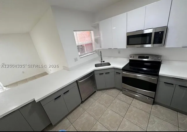 Photo 3 of Townhouse for sale at 941 Sw 6th Pl, Florida City, FL 33034 | MLS# A12004325 | Listing updated on 2026-08-17
