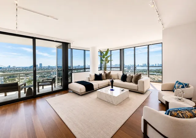 Listing Photo 2 - Condo for sale in building located at 101 20Th St, Miami, FL 33139 - Unit #3501