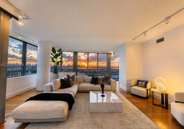 Listing Photo 3 - Condo for sale in building located at 101 20Th St, Miami, FL 33139 - Unit #3501