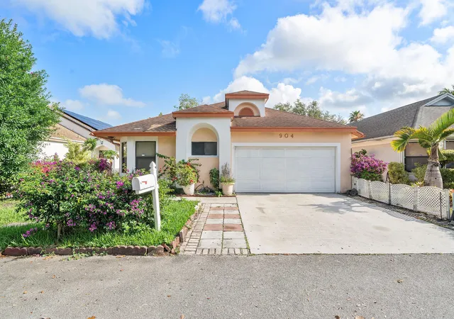 Homes for sale in North Lauderdale, FL | 904 Magnolia Ave, North Lauderdale, FL 33068 | MLS# B26018608