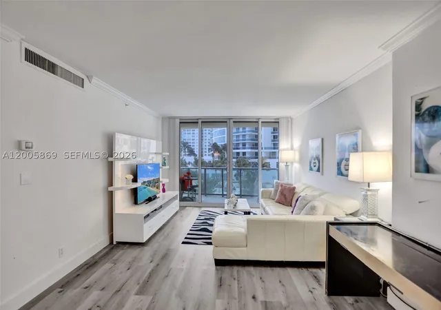 3rd image of 2501 Ocean Dr #415, Hollywood, FL 33019 | MLS# A12005869