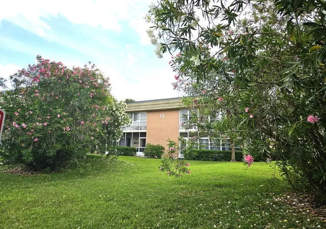 Homes for sale in Vero Beach, FL | 35 Vis Gdns Trl, Vero Beach, FL 32962 | MLS# B26018948