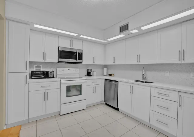 Homes for sale in Hollywood, FL | 2800 N 46th Ave #A302, Hollywood, FL 33021 | MLS# B26019697