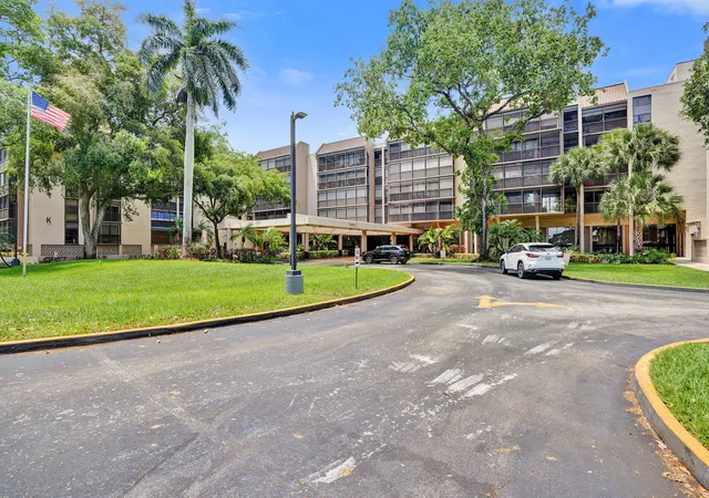 Homes for sale in Hollywood, FL | 2800 N 46th Avenue, Hollywood, FL 33021 | Houzeo