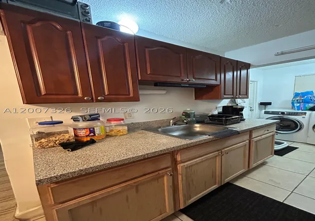 Listing Photo 5 - Condo for sale in building located at 1100 Ne 1St Ct, Hallandale Beach, FL 33009 - Unit #104